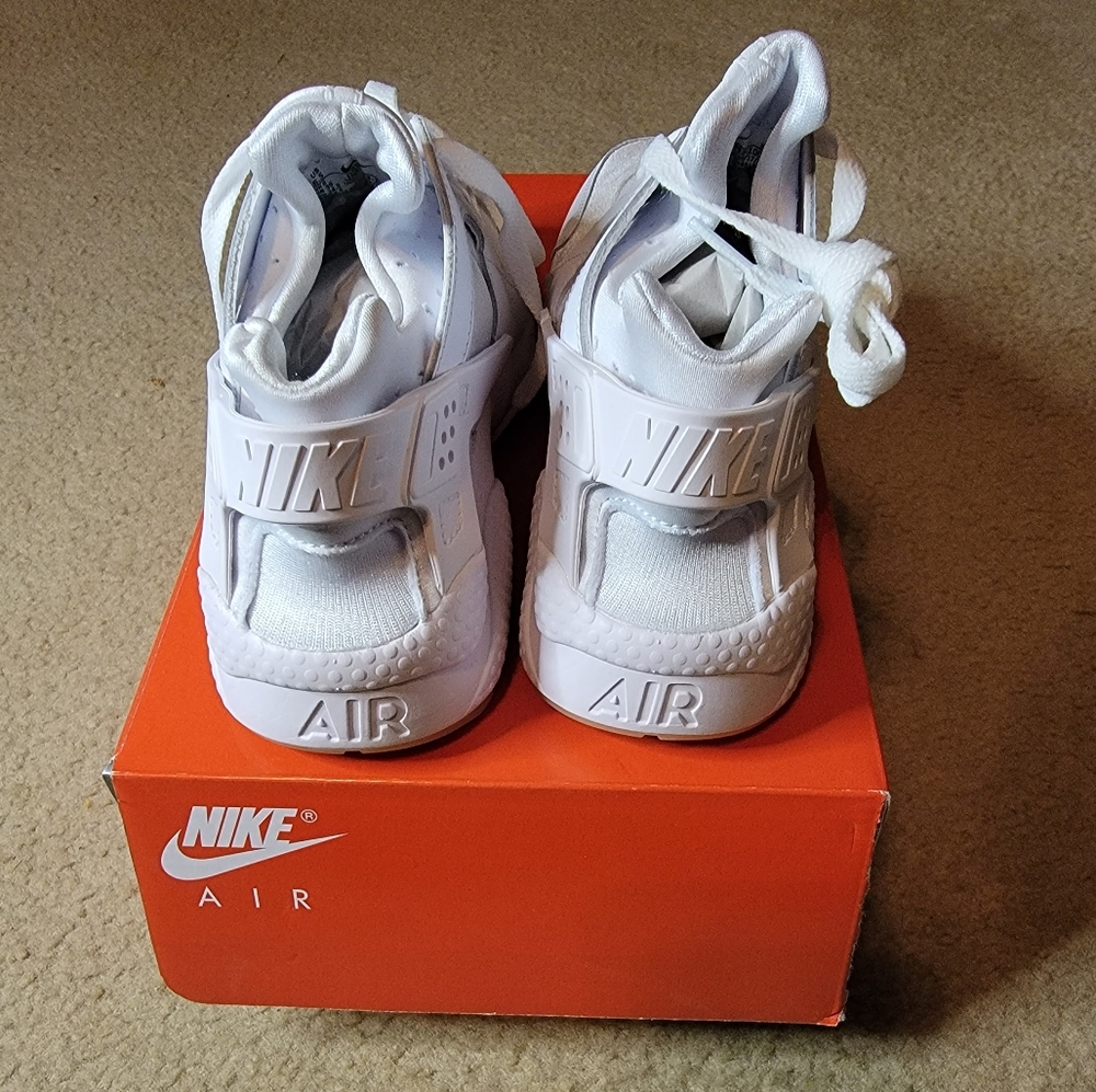 Nike Air Huarache White size 6.5 Men's or 8 women's